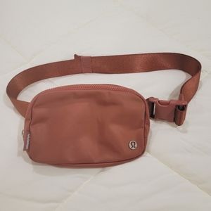 Lululemon everything belt bag brier rose